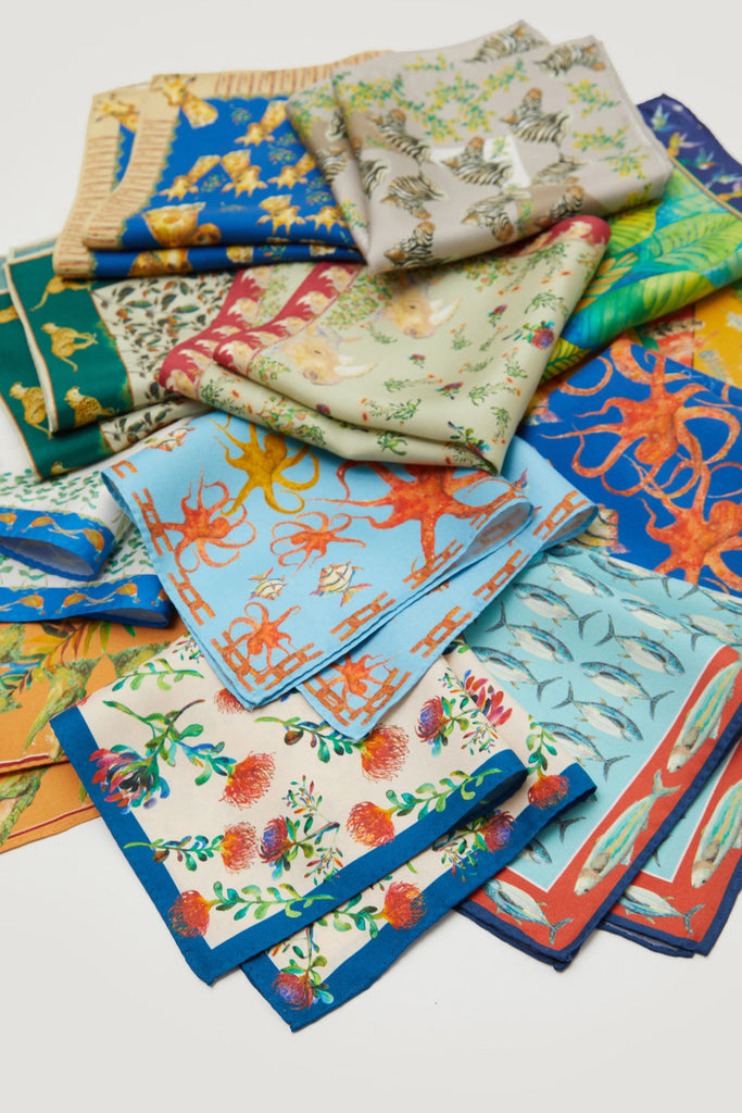 Varios pañuelos de bolsillo de seda natural pura de colores con flora y fauna