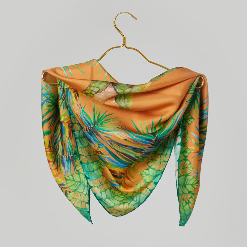 Foulard de seda natural naranja y verde con diseños de la naturaleza