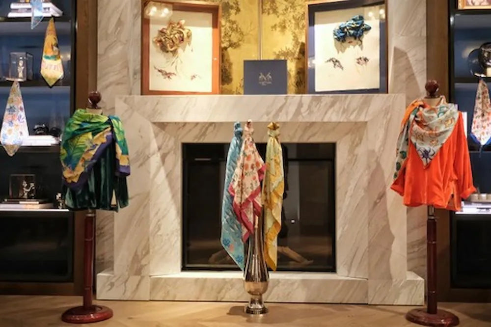 Detalle presentación pañuelos de seda natural Martsen en diferentes maniquíes en el Hotel Rosewood Madrid