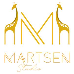 Logo Martsen Studio M con jirafas amarillas
