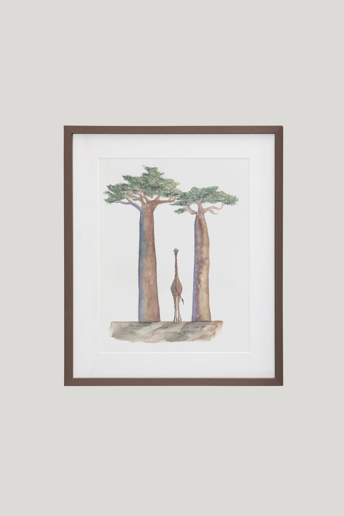 Cuadro con baobabs y jirafa en acuarela con marco marrón oscuro