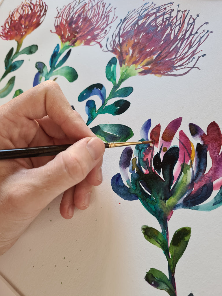 Detalle pintando flores proteas con pincel y acuarelas 