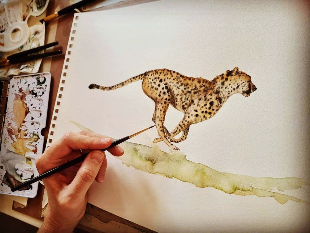 Detalle pintando guepardo con pincel y acuarela