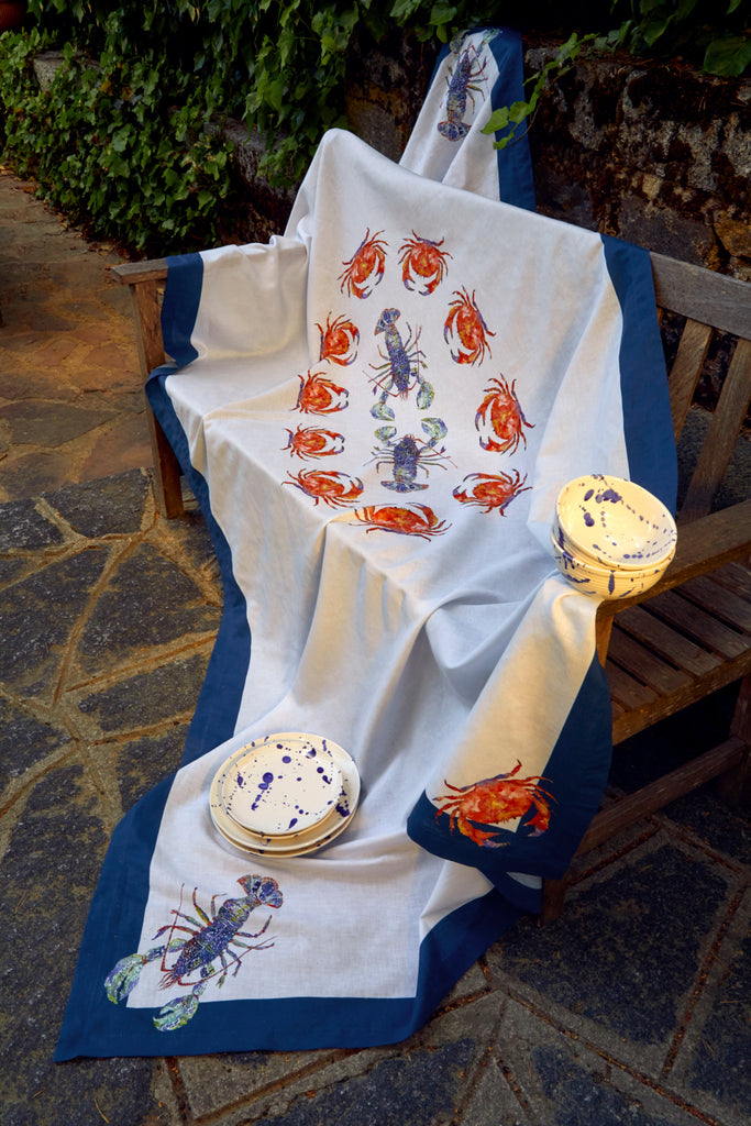 Mantel blanco y azul marino de algodón y lino con cangrejos naranjas y langostas azules 