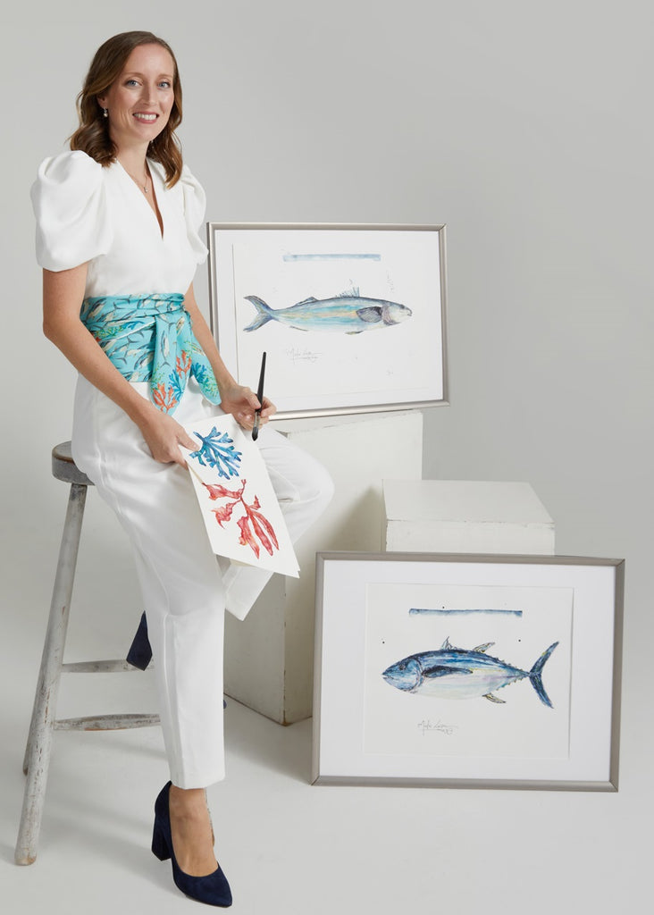Pintora Marta Larsen con acuarelas de peces 