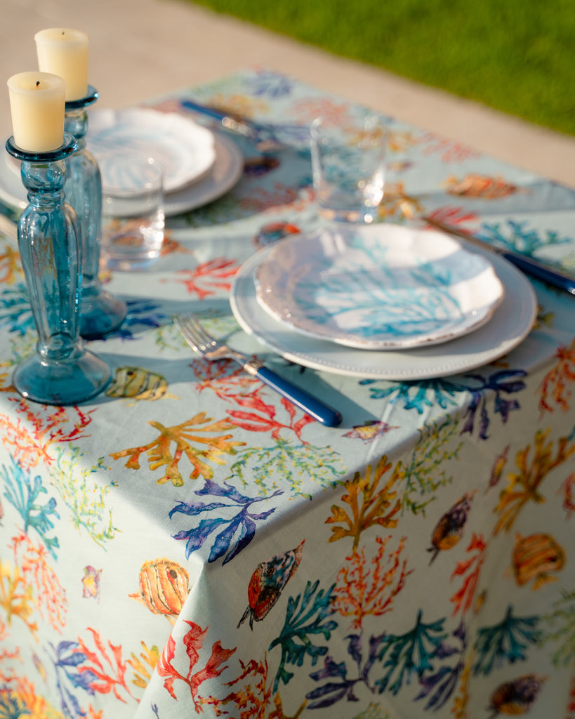 Mesa con mantel azul de lino y algodón con corales y peces de colores