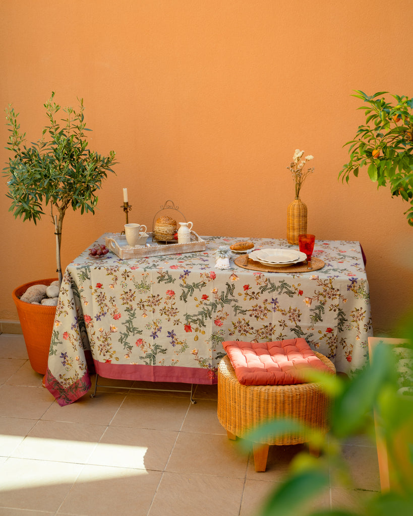 Mesa para el té con mantel de lino y algodón gris con flores y marco naranja