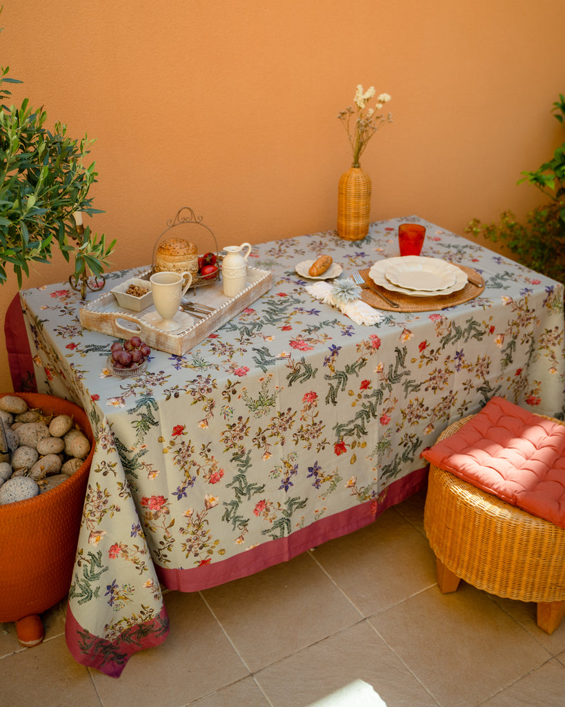 Mesa en terraza con mantel de lino y algodón gris con flores