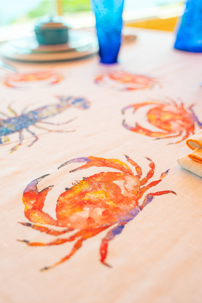 Detalle mantel de lino y algodón con cangrejos naranjas