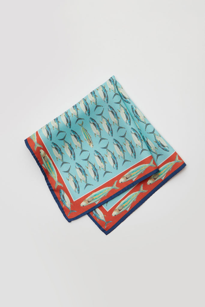 Detalle pañuelo de bolsillo seda natural azul con peces 