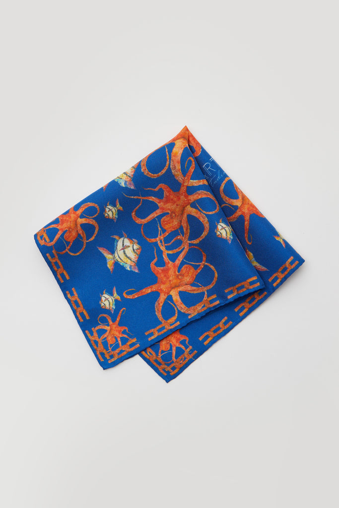 Detalle pañuelo de seda natural de bolsillo azul marino con pulpos y peces