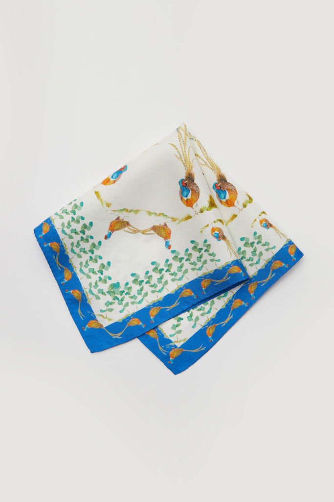 Detalle pañuelo de bolsillo de seda natural beige y azul con faisanes