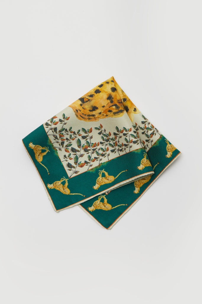 Pañuelo de seda natural cuadrado verde y amarillo con hojas y guepardos