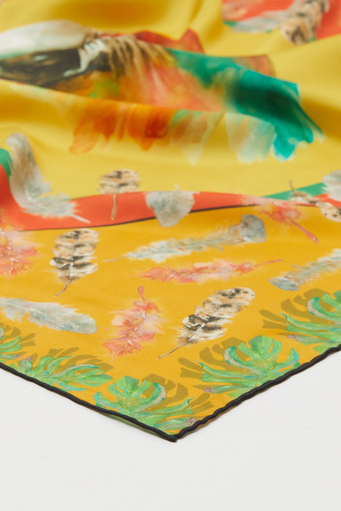  Detalle pañuelo de seda natural naranja y amarillo con diseño de plumas y hojas 