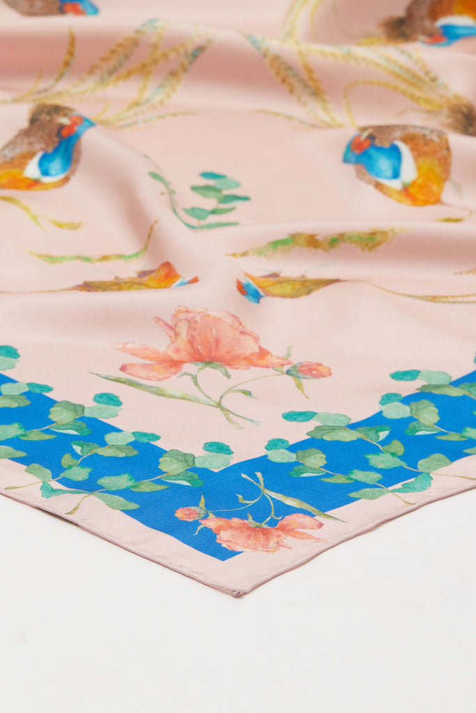 Detalle pañuelo de seda natural de mujer rosa con diseños de hojas verdes y faisanes