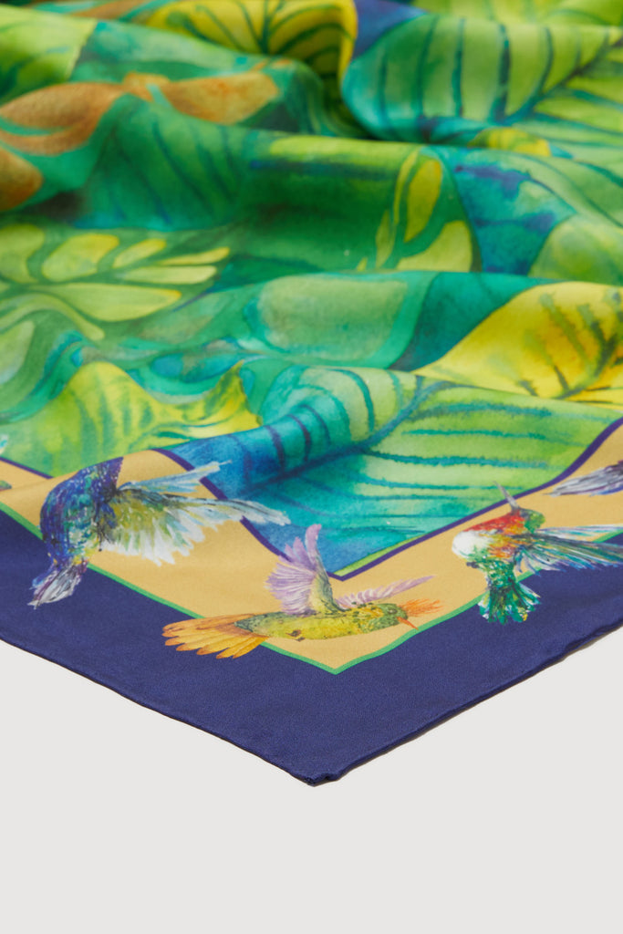 Detalle pañuelo de seda natural modelo Cocora hojas verdes y colibríes
