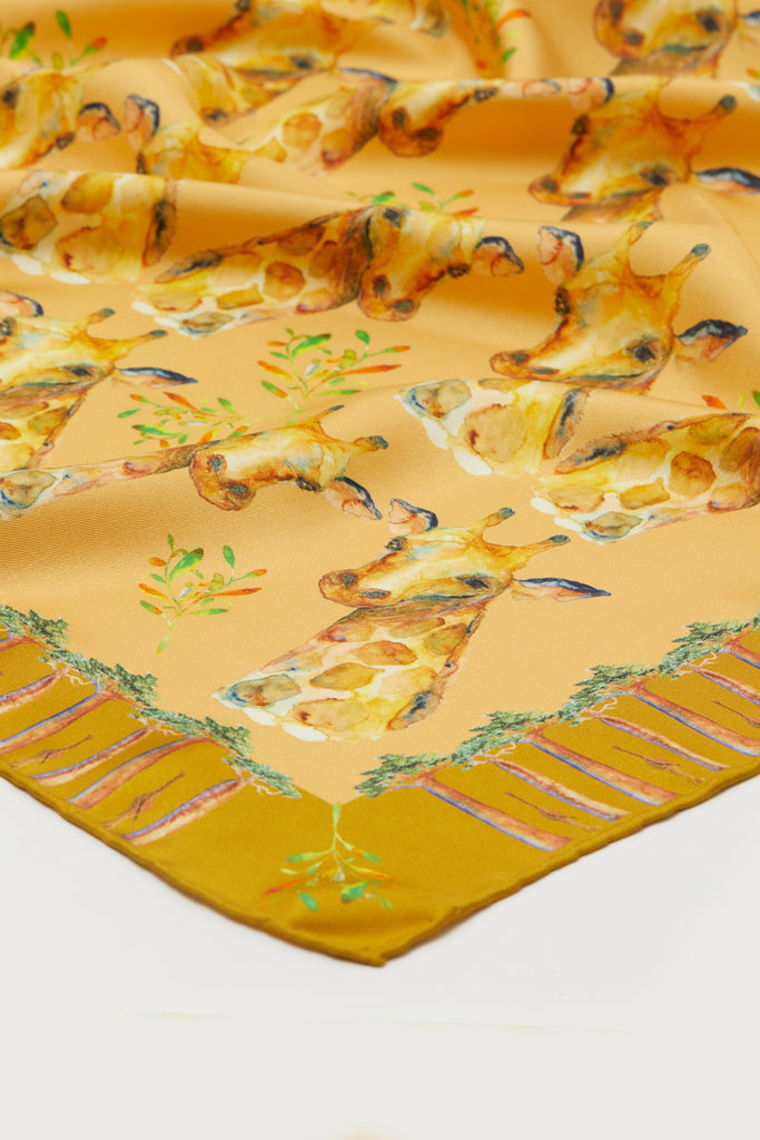 Detalle pañuelo de seda natural  de mujer amarillo