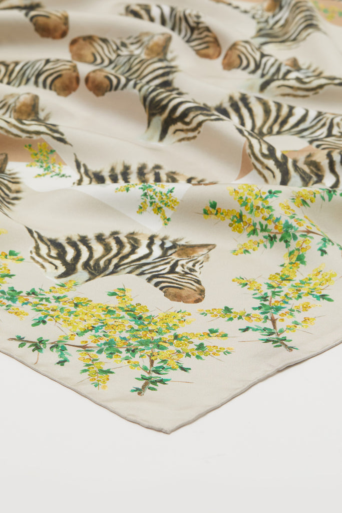 Detalle pañuelo de seda natural modelo Amboseli, con cebras y flores amarillas