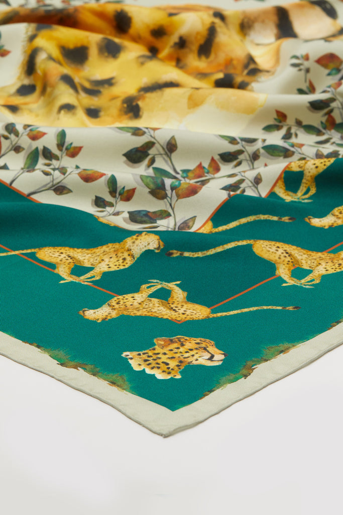 Detalle pañuelo de seda natural grande verde , crudo y amarillo con guepardos
