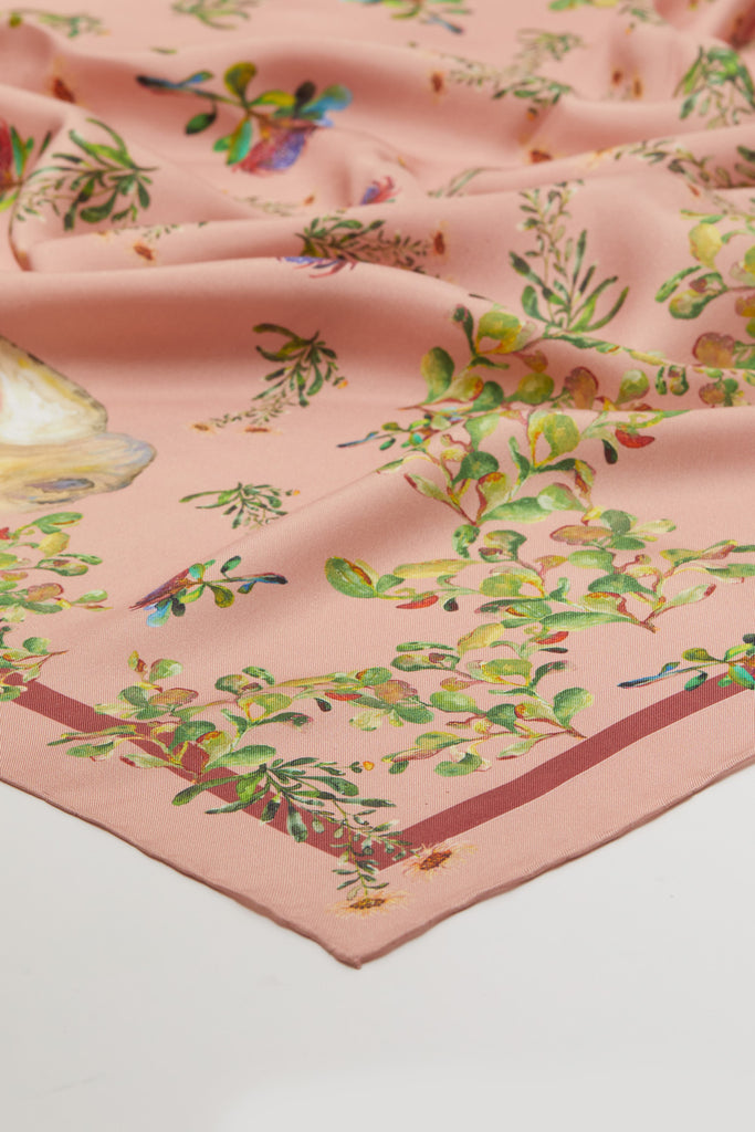 Detalle de pañuelo de seda natural pura con hojas verdes y rinoceronte