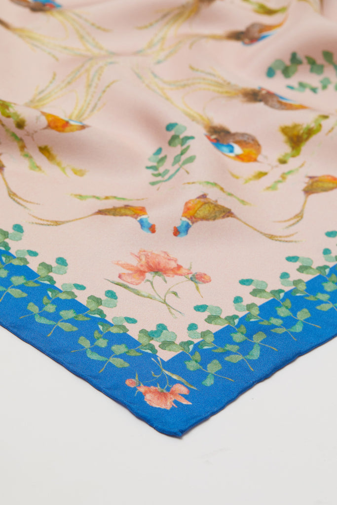Detalle pañuelo de seda natural rosa y azul tamaño mediano con diseños de hojas verdes y faisanes
