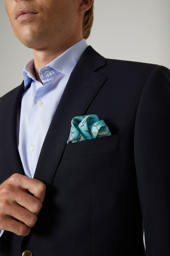 Detalle chaqueta azul marino con pañuelo de bolsillo azul celeste de seda natural