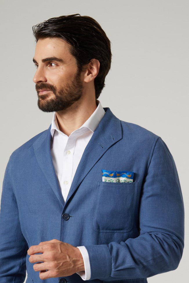 Hombre con chaqueta azul y pañuelo de bolsillo de seda cuadrado con faisanes