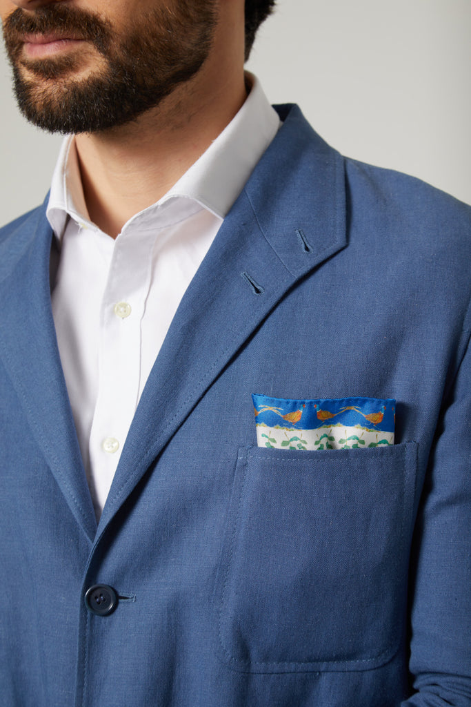 Detalle pañuelo de bolsillo de hombre con diseños de faisanes
