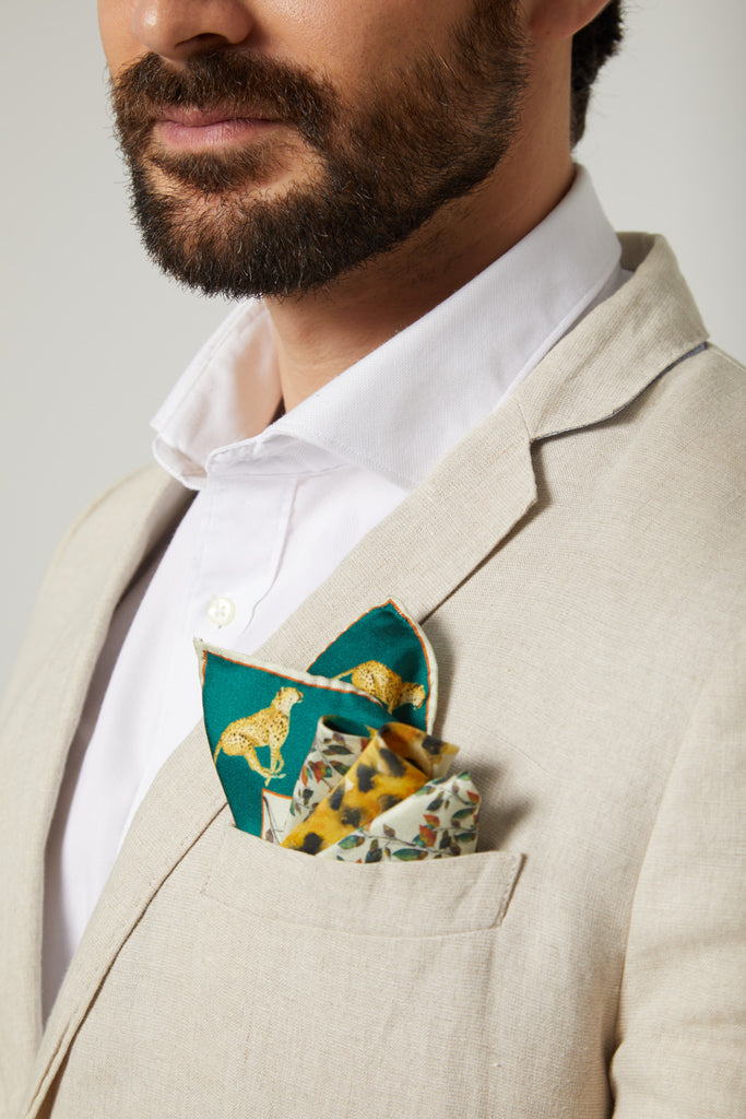 Hombre con chaqueta beige con pañuelo de bolsillo de seda natural verde y amarillo