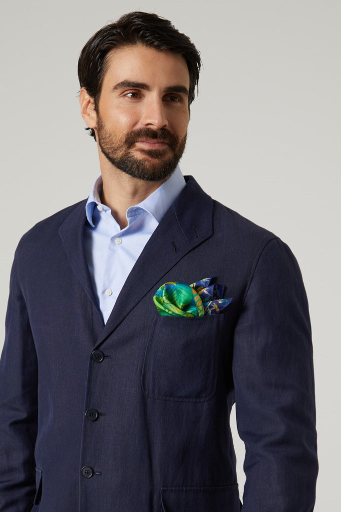 Hombre con bleiser azul marino con pañuelo de seda natural en el bolsillo