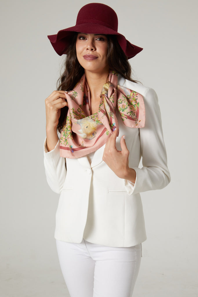 Mujer elegante con sombrero y pañuelo de seda al cuello modelo Kruger