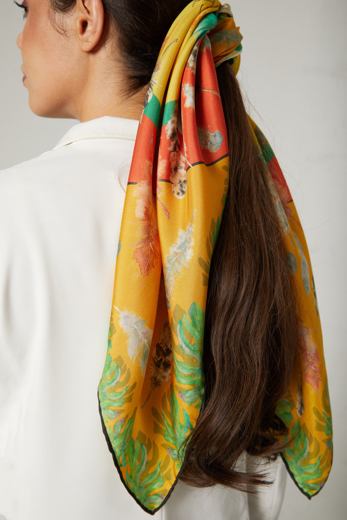 Detalle foular de seda natural sobre cabello modelo Iguazu