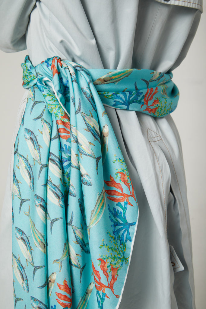 Cinturón foulard de seda natural grande azul con peces y corales