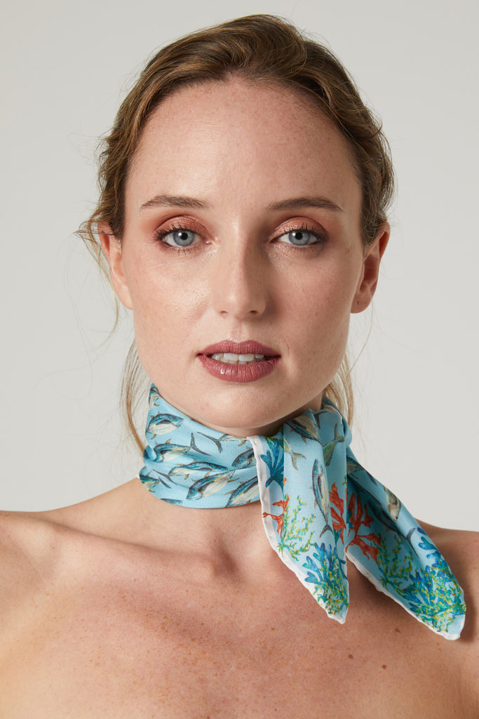 Pañuelo de seda natural azul claro con lazo al cuello con animales marinos