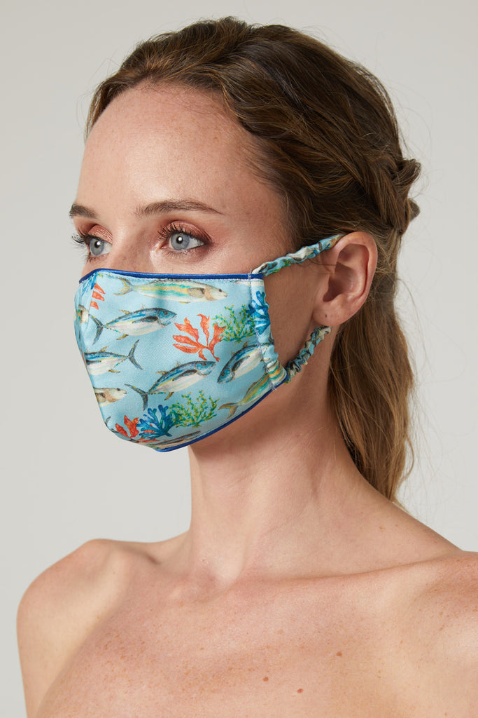 Mujer con máscara covid 19 de seda natural color azul celeste con peces y corales