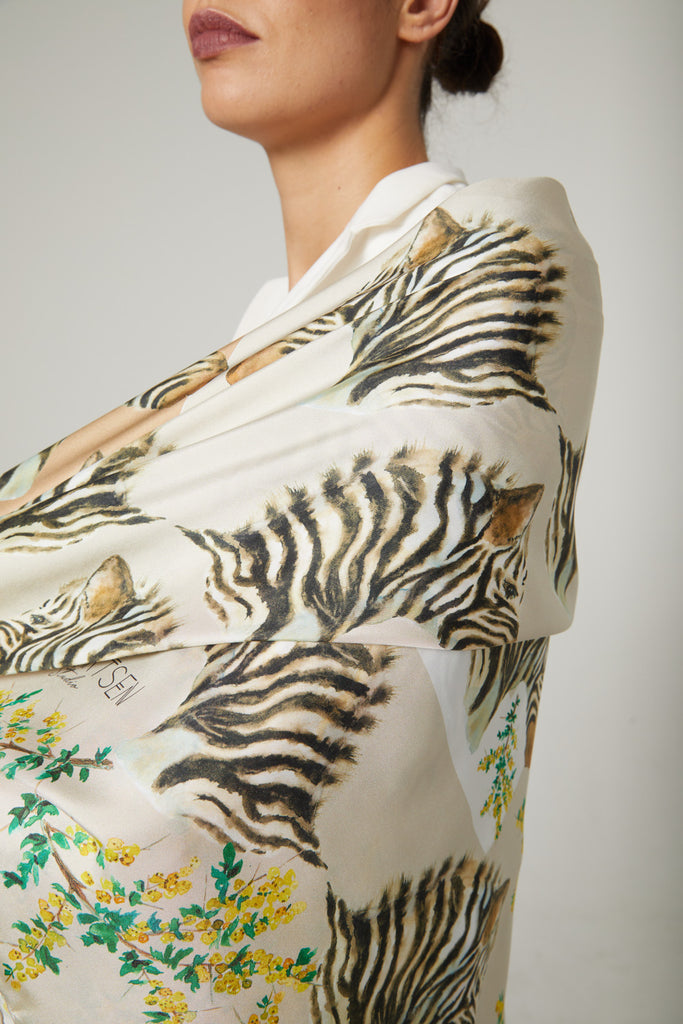 Detalle de echarpe de seda natural color crudo y beige con cebras y flores amarillas 
