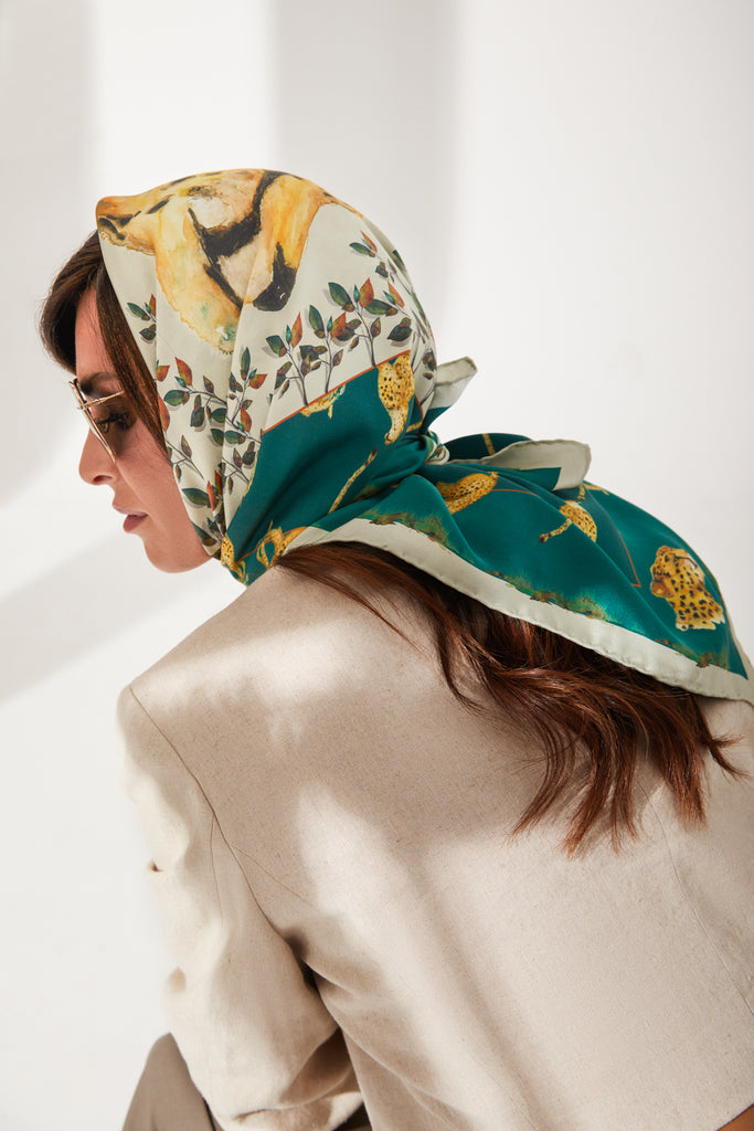 Pañuelo de cabeza de seda natural verde y amarillo  con guepardos y hojas