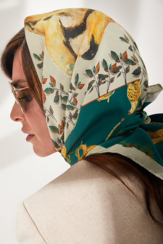 Detalle de pañuelo de seda natural al cuello color verde y amarillo modelo Serengeti
