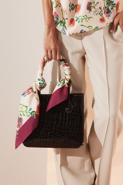 Pañuelo de seda natural decorando asa del bolso, color crudo y burdeos