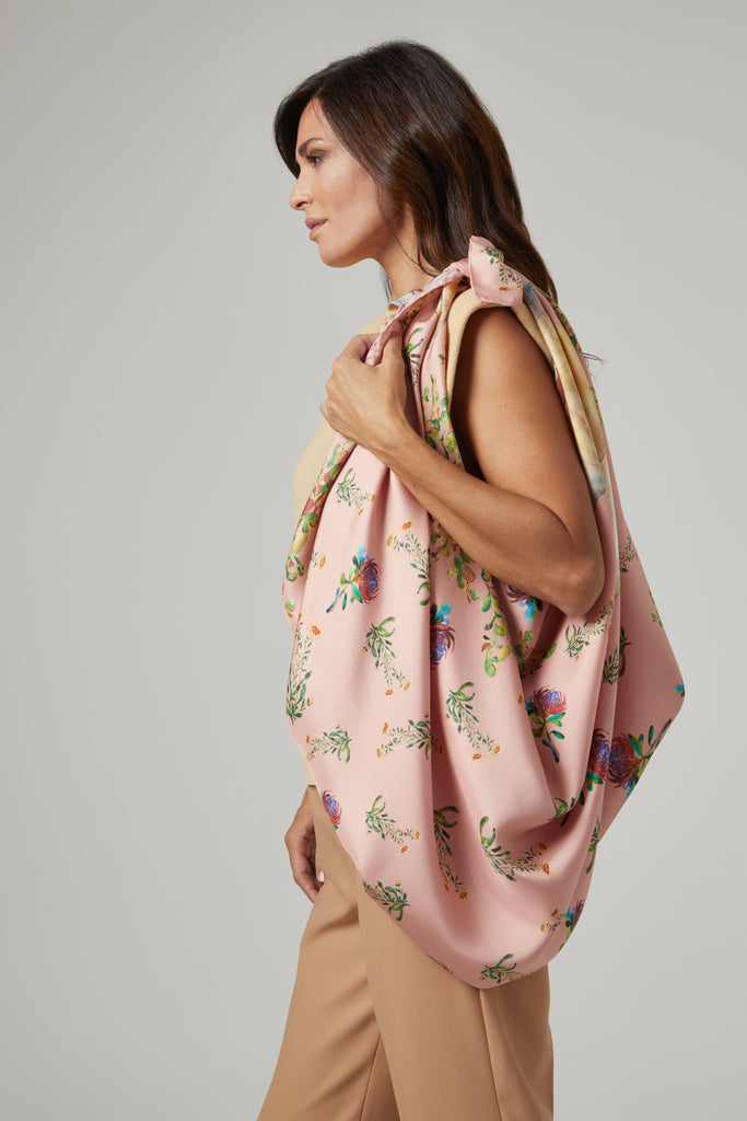 Mujer con foulard de seda natural rosa colgado al hombro a modo de bolso, colección Martsen-Kruger
