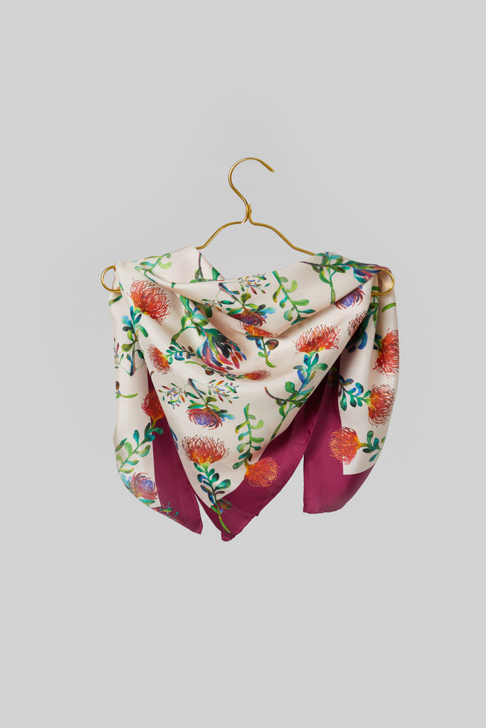 Foulard de seda natural pura color crudo y burdeos con proteas sobre percha