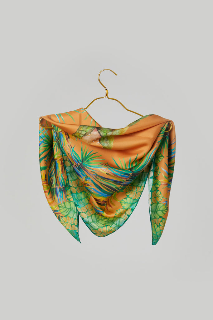 Pañuelo de seda natural verde y naranja con hojas y cocodrilo sobre percha dorada