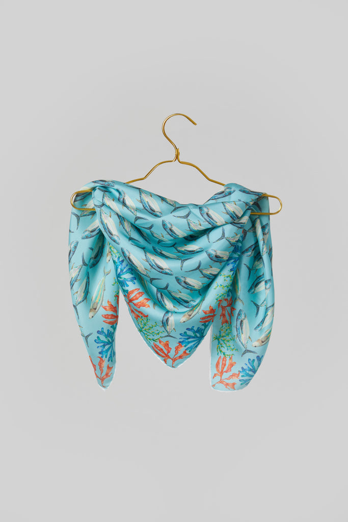 Foulard grande de seda natural eco design Medas sobre percha