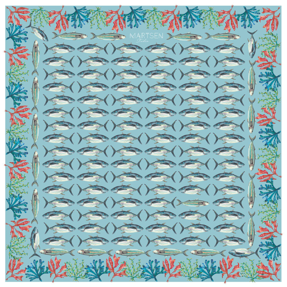 Pañuelo cuadrado de seda natural azul con peces y corales de la colección Martsen-Medas