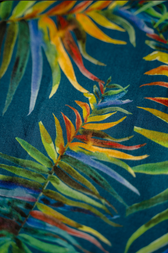 Detalle mantel de lino y algodón azul marino con hojas de colores verdes